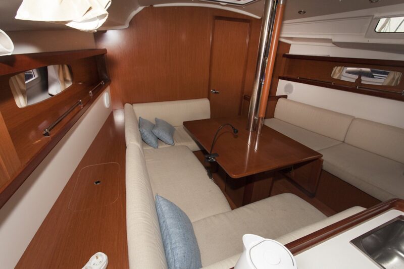 Beneteau Oceanis 37