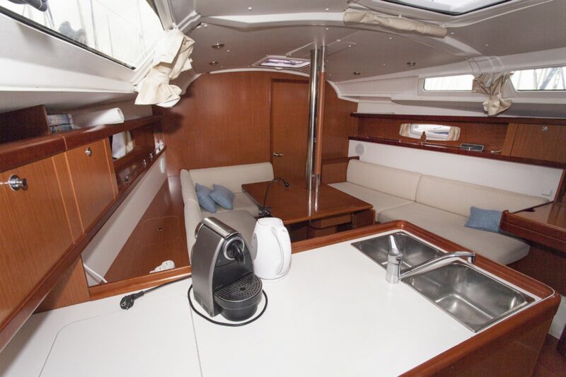 Beneteau Oceanis 37